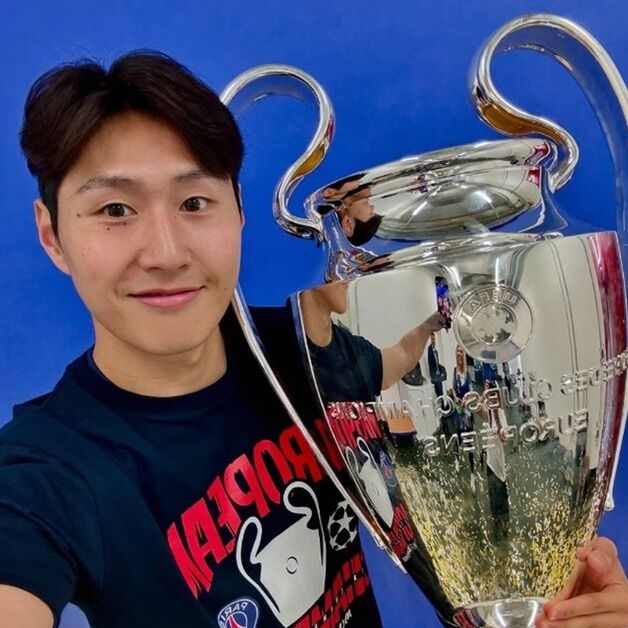 SNS에서 PSG 지웠던 이강인, 빅이어 들고 활짝…"역사에 남을 트로피"