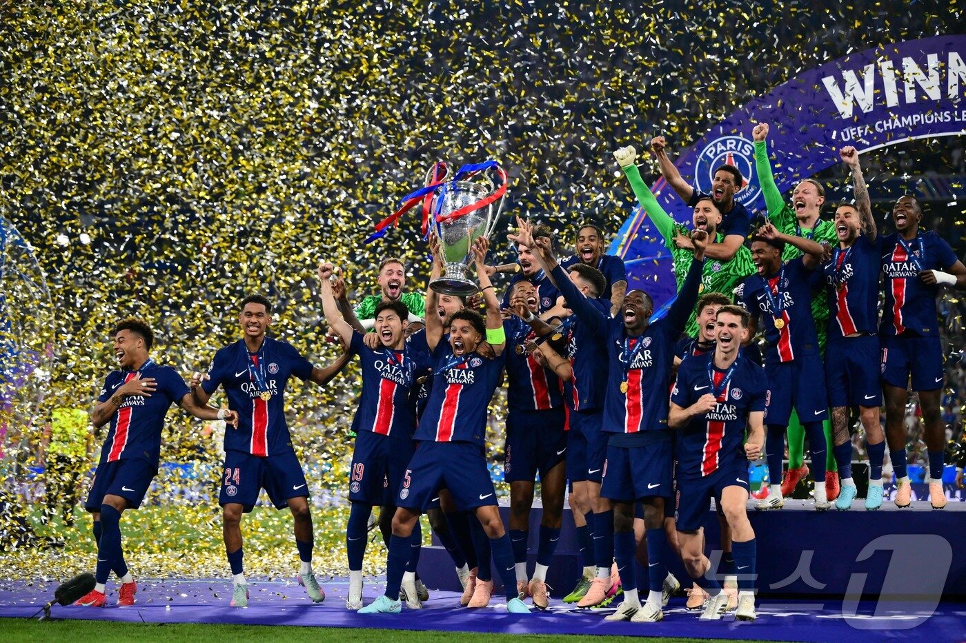 본문 이미지 -  UCL 우승 후 기뻐하는 PSG 선수들 ⓒ AFP=뉴스1