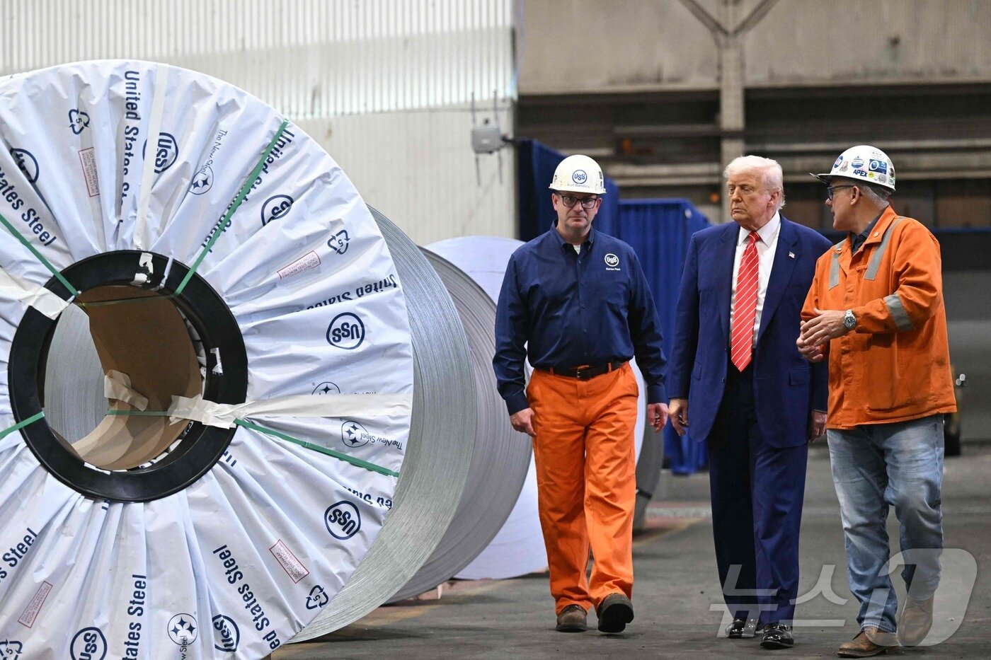 본문 이미지 - 도널드 트럼프 미국 대통령이 지난 30일&#40;현지시간&#41; 펜실베이니아주 웨스트미플린에 위치한 US스틸 어빈제철소를 방문해 공장을 둘러보고 있다. 2025..5.31 ⓒ AFP=뉴스1 ⓒ News1 류정민 특파원