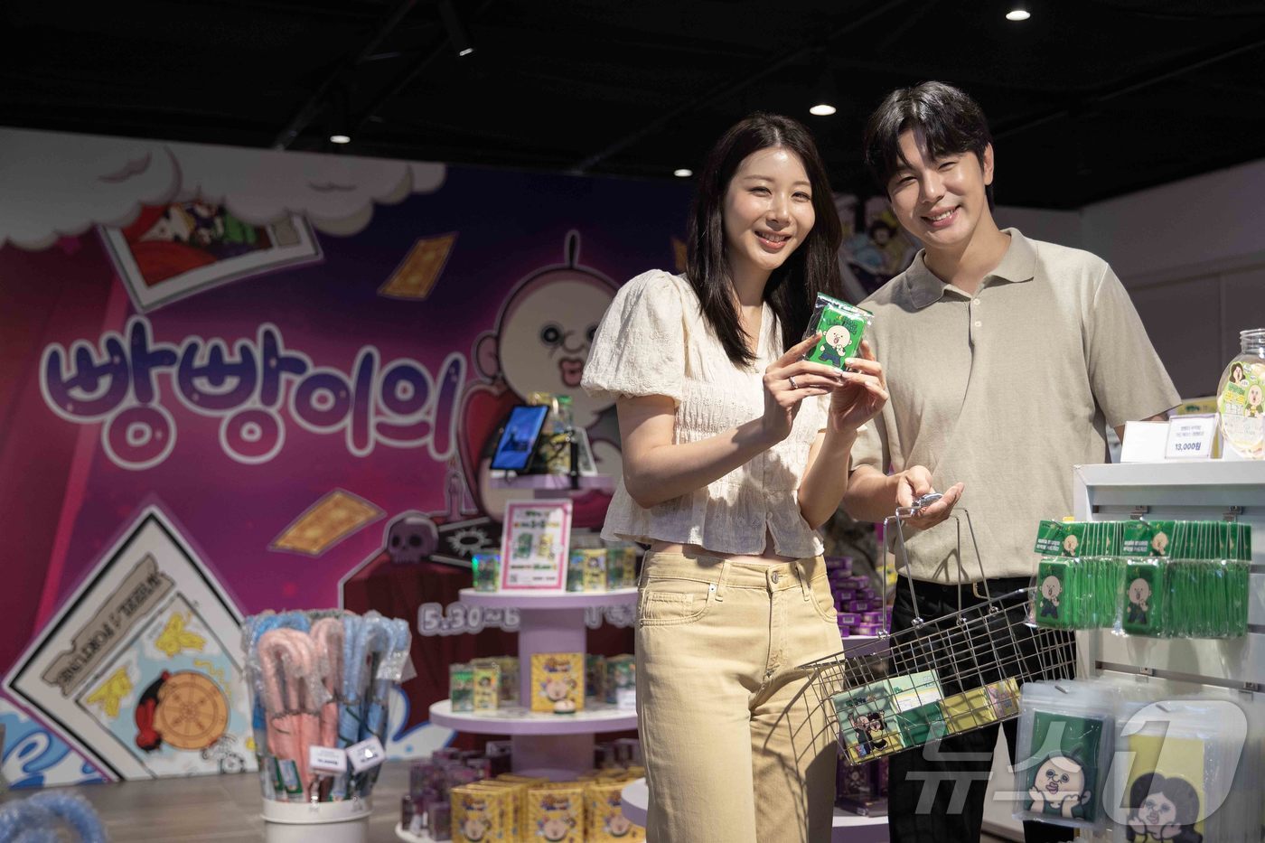 (서울=뉴스1) = 1일 서울 신세계백화점 강남점 지하 1층 특설행사장에 마련된 유튜브 인기 애니메이션 ‘빵빵이의 일상’ 팝업스토어에서 모델들이 상품을 소개하고 있다.다음달 15일 …