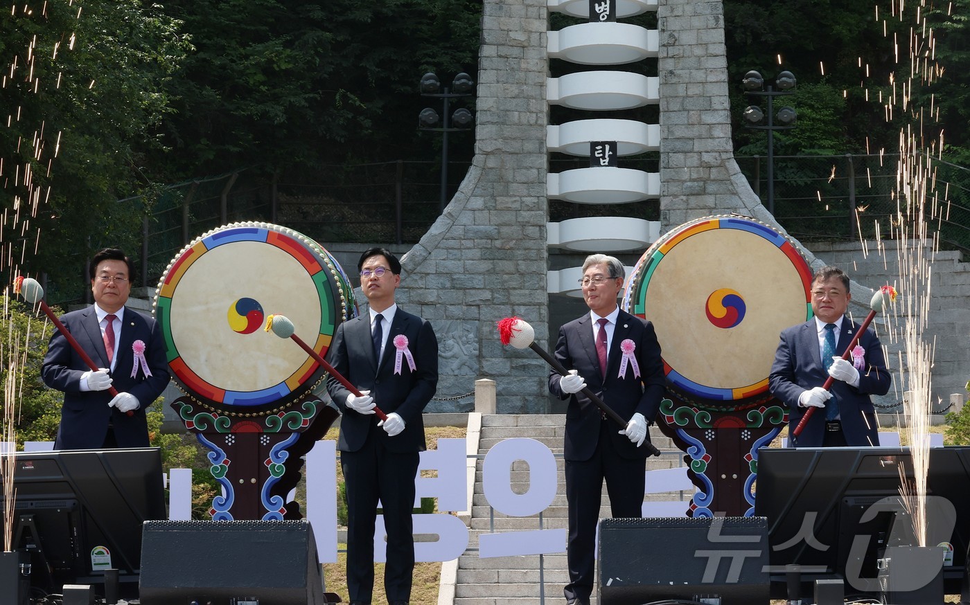 (서울=뉴스1) = 1일 오전 경상남도 의령군 의병탑과 충익사 일원에서 열린 '제15회 의병의날 기념식'에서 김민재 행정안전부 차관보과 주요내빈이 의병 퍼포먼스를 하고 있다. (행 …