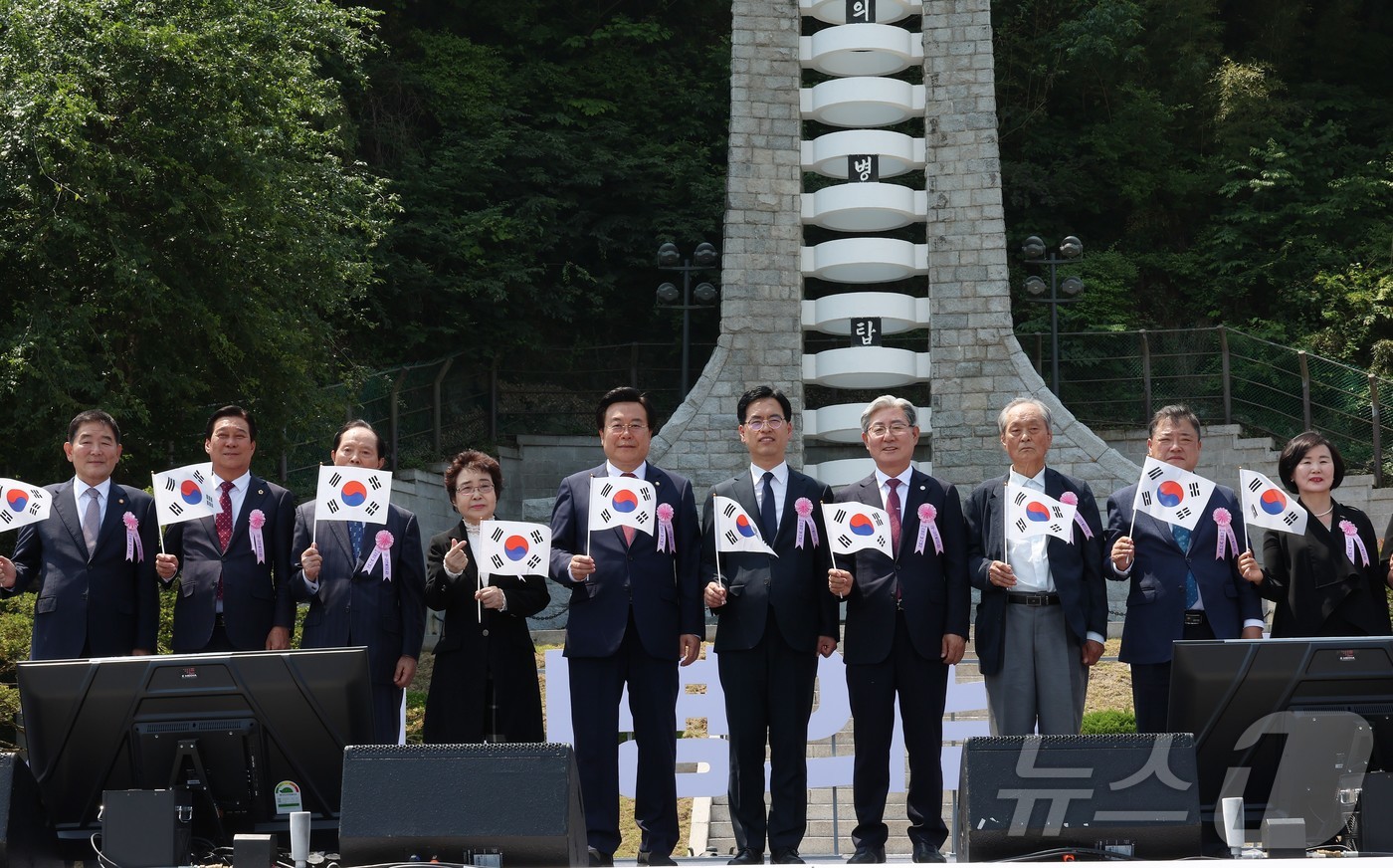 (서울=뉴스1) = 김민재 행정안전부 차관보가 1일 오전 경상남도 의령군 의병탑과 충익사 일원에서 열린 '제15회 의병의날 기념식'에 참석해 의병단체 대표 및 의병 후손 등 주요내 …