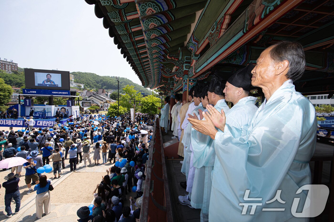 본문 이미지 - 1일 오전 경북 안동시 용부공원에서 열린 이재명 더불어민주당 대통령 후보 유세에서 안동 유림들이 이 후보의 연설을 듣고 있다. 2025.6.1/뉴스1 ⓒ News1 이재명 기자