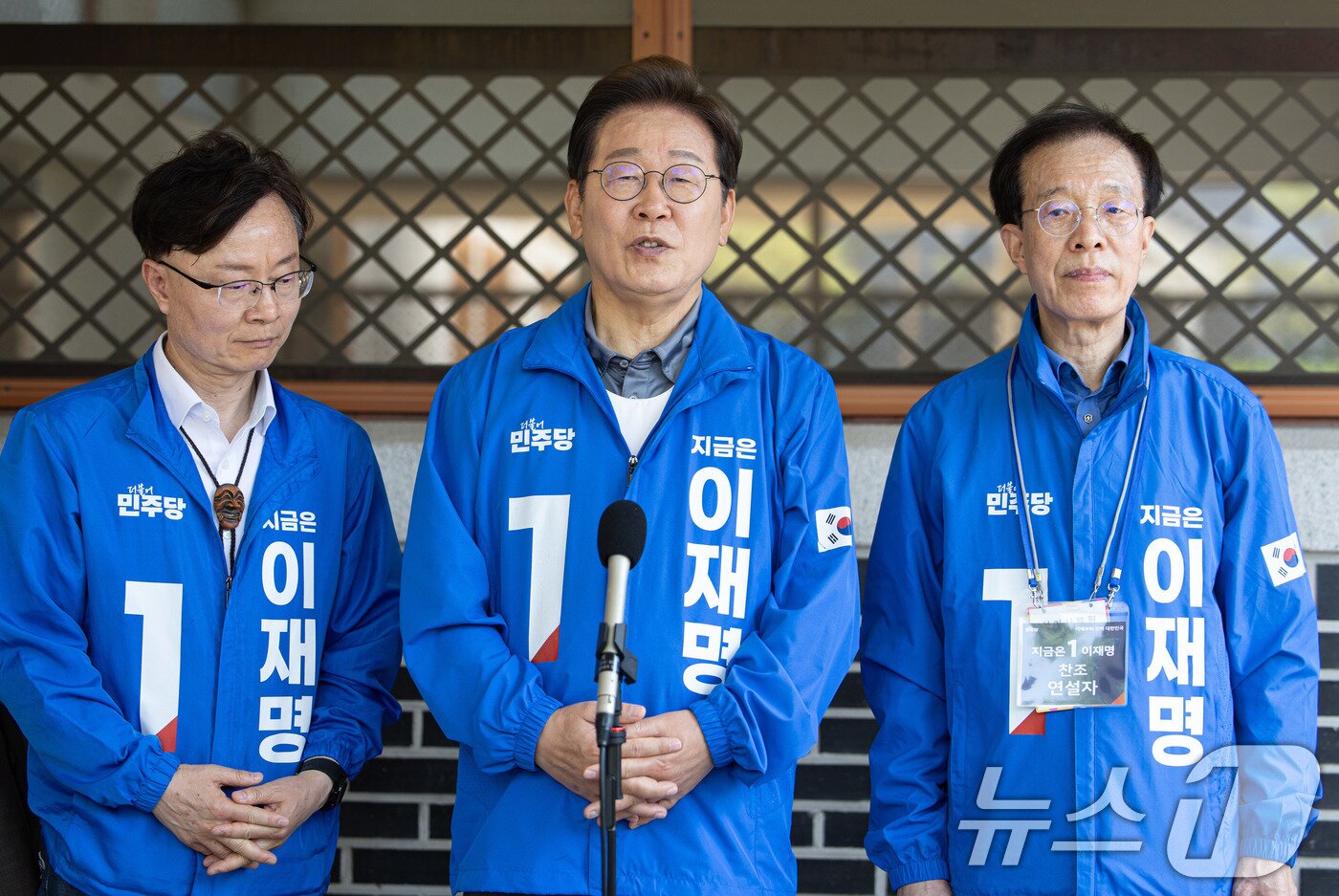 본문 이미지 - 이재명 더불어민주당 대통령 후보가 1일 오전 경북 안동시 용부공원에서 유세를 마친 후 취재진 질문에 답변하고 있다. 2025.6.1/뉴스1 ⓒ News1 이재명 기자