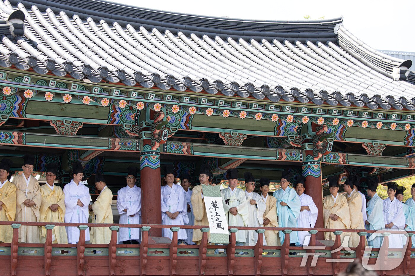 본문 이미지 - 1일 오전 경북 안동시 용부공원에서 열린 이재명 더불어민주당 대통령 후보 유세에서 안동 유림들이 이 후보의 연설을 듣고 있다. 2025.6.1/뉴스1 ⓒ News1 이재명 기자
