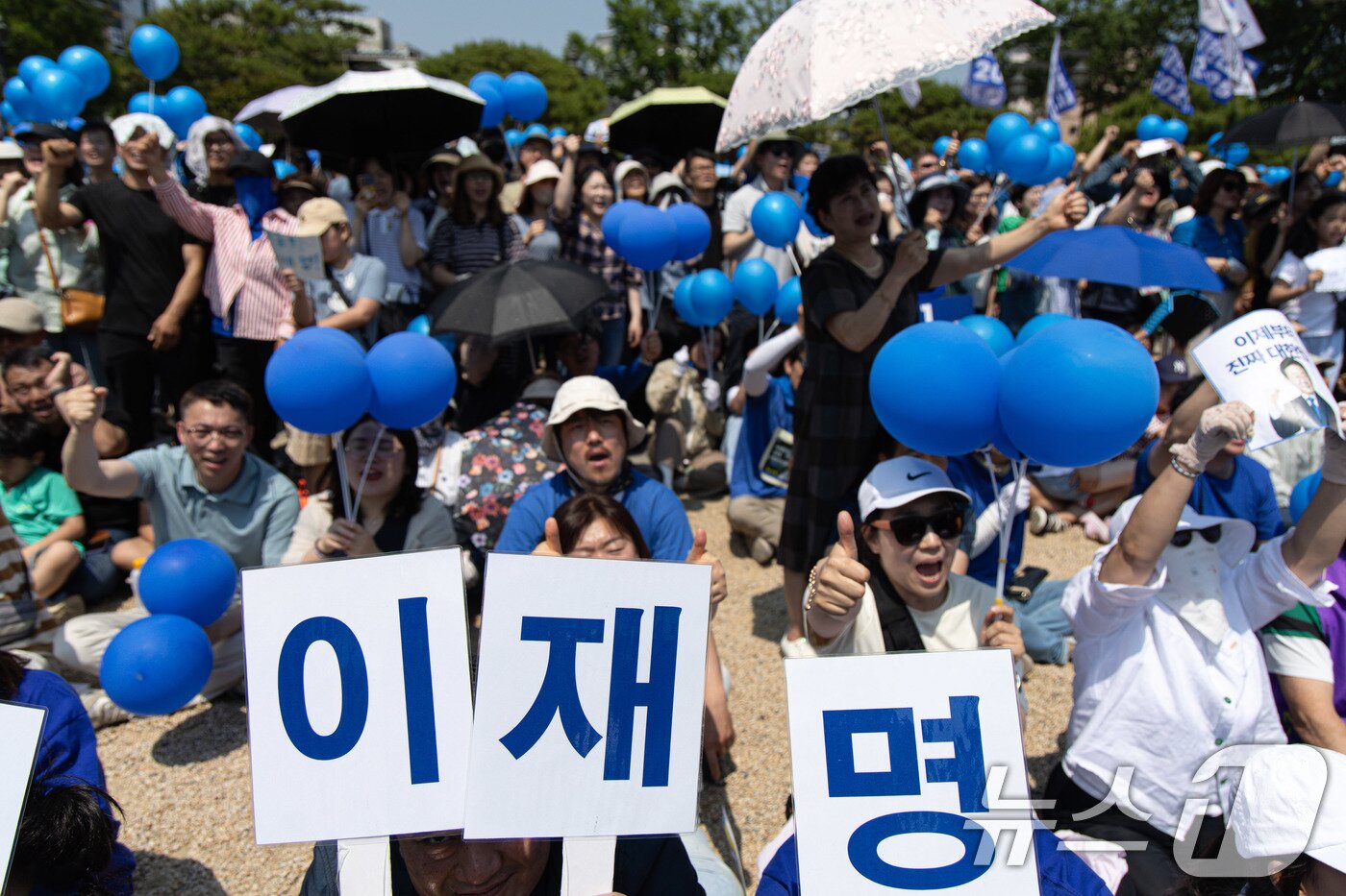 본문 이미지 - 1일 오전 경북 안동시 용부공원에서 열린 이재명 더불어민주당 대통령 후보 유세에서 시민들이 이 후보의 연설을 듣고 있다. 2025.6.1/뉴스1 ⓒ News1 이재명 기자