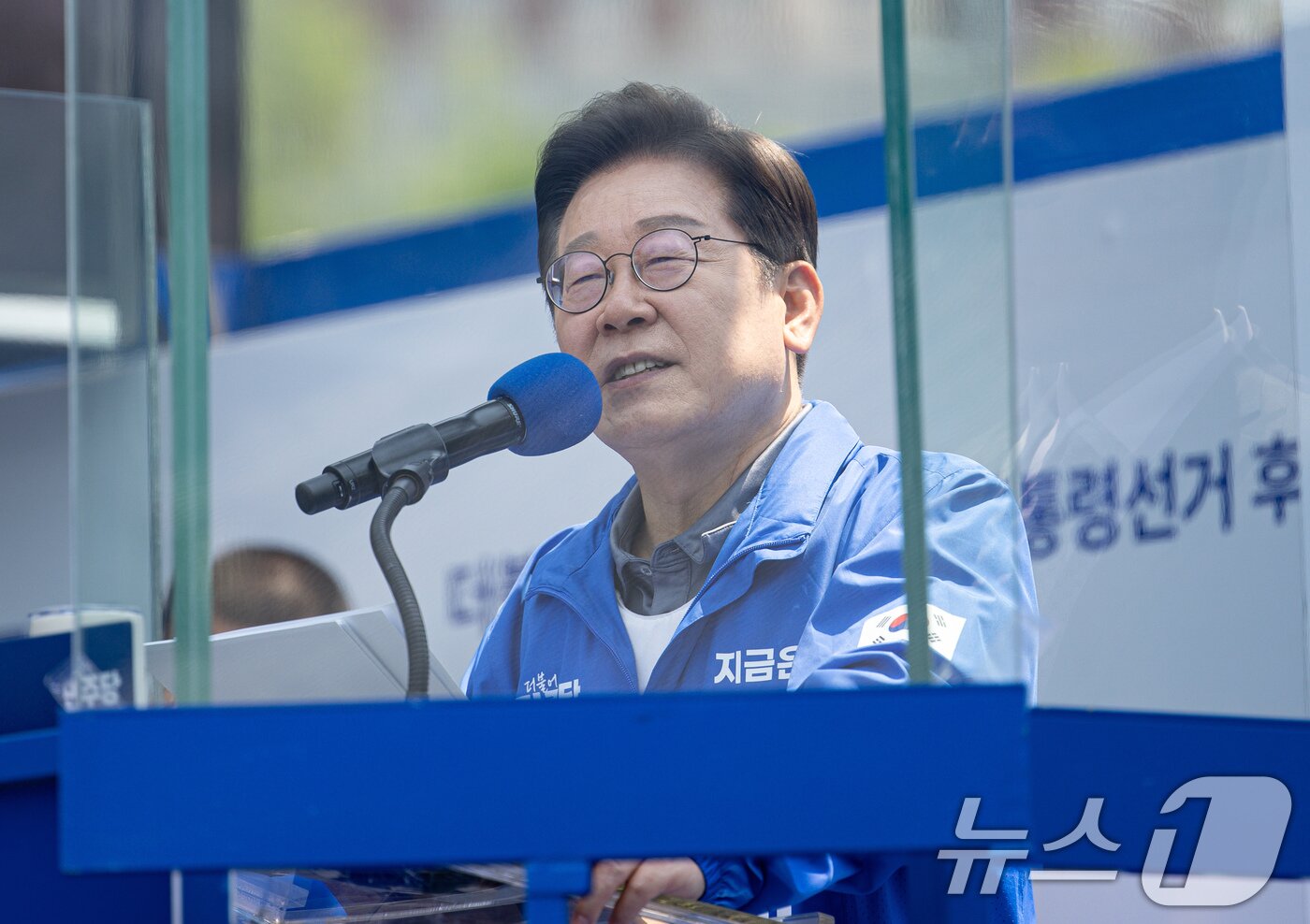 본문 이미지 - 이재명 더불어민주당 대통령 후보가 1일 오전 경북 안동시 용부공원에서 시민들에게 지지를 호소 하고 있다. 2025.6.1/뉴스1 ⓒ News1 이재명 기자