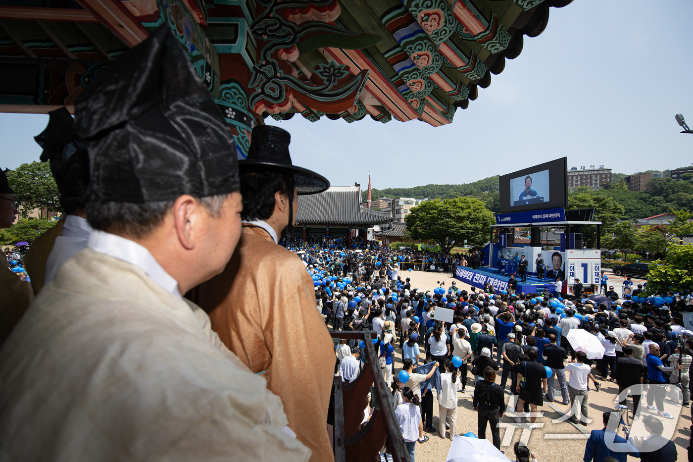 (안동=뉴스1) 이재명 기자 = 이재명 더불어민주당 대통령 후보가 1일 오전 경북 안동시 용부공원에서 시민들에게 지지를 호소하는 가운데 안동 유림들이 이를 지켜보고 있다. 2025 …