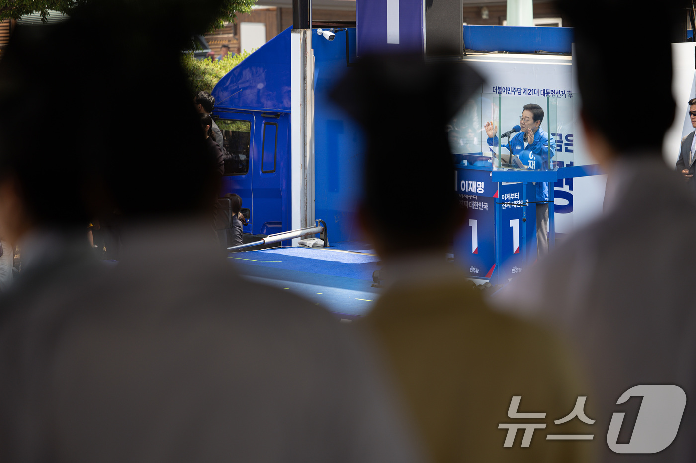 (안동=뉴스1) 이재명 기자 = 이재명 더불어민주당 대통령 후보가 1일 오전 경북 안동시 용부공원에서 시민들에게 지지를 호소하는 가운데 안동 유림들이 이를 지켜보고 있다. 2025 …