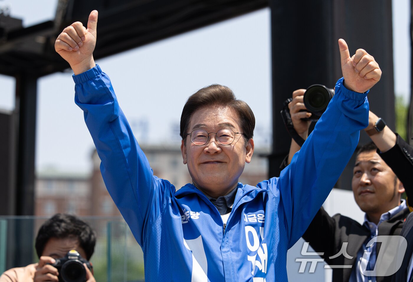 본문 이미지 - 이재명 더불어민주당 대통령 후보가 1일 오전 경북 안동시 용부공원에서 유세를 마친 후 시민들을 향해 인사하고 있다. 2025.6.1/뉴스1 ⓒ News1 이재명 기자
