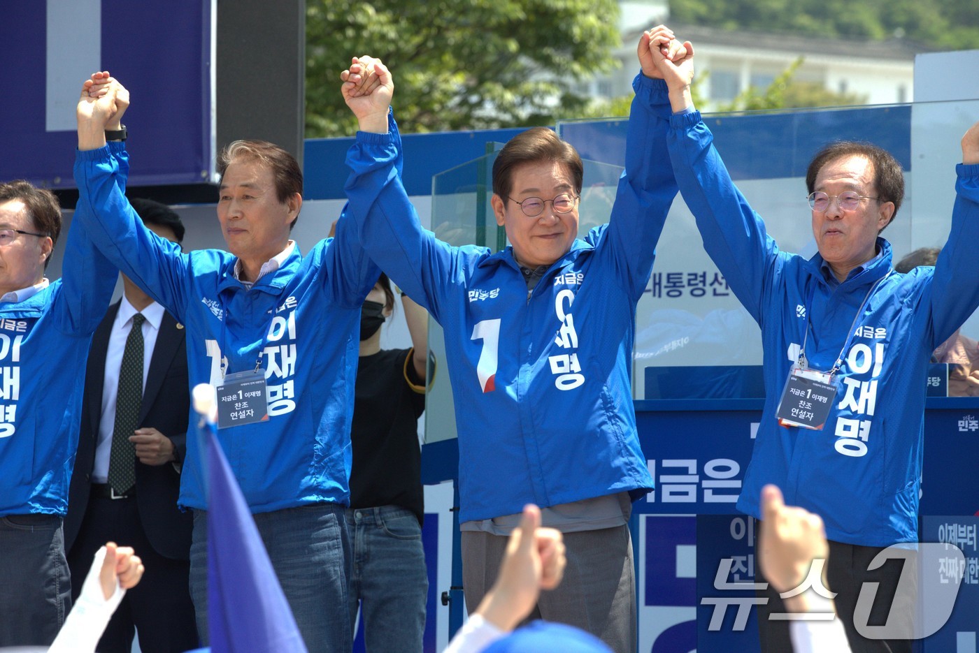 (안동=뉴스1) 신성훈 기자 = 이재명 더불어민주당 대통령 후보가 1일 자신의 고향인 안동 웅부공원에서 유세를 하고 있다.2025.6.1/뉴스1