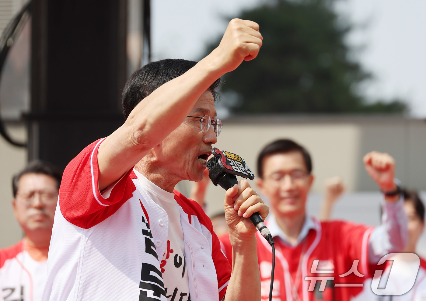 (수원=뉴스1) 이광호 기자 = 김문수 국민의힘 대통령 후보가 1일 경기 수원컨벤션센터 광장에서 열린 유세에서 지지를 호소하고 있다. (공동취재) 2025.6.1/뉴스1