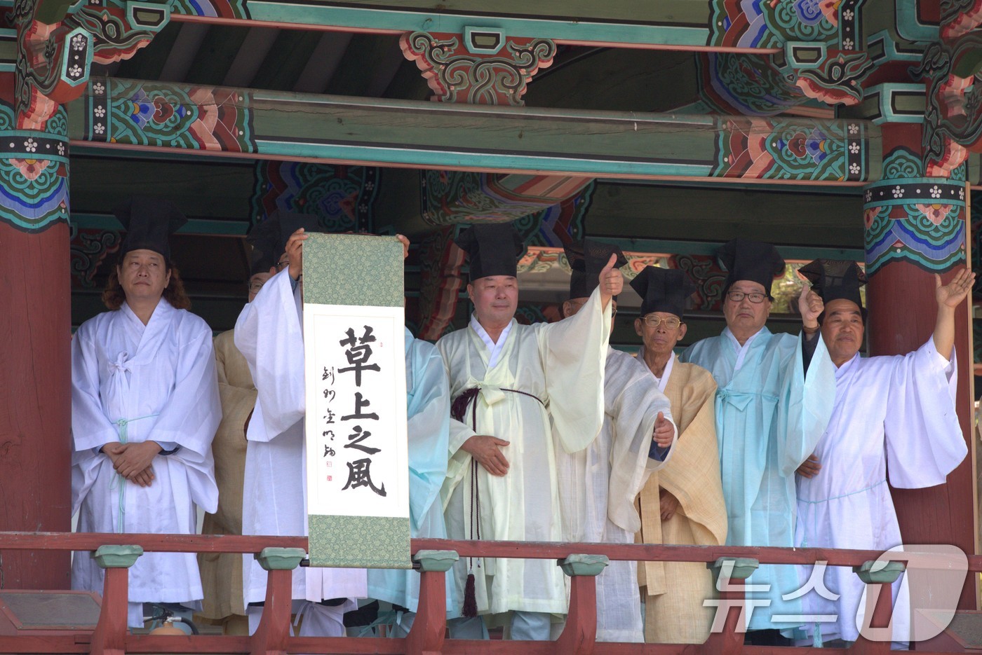 (안동=뉴스1) 신성훈 기자 = 1일 오전 이재명 제 21대 대통령 선거 후보가 자신의 고향인 안동의 웅부공원을 찾아 유세에 나섰다. 이날 안동의 일부 유림들이 유세 현장을 찾아 …