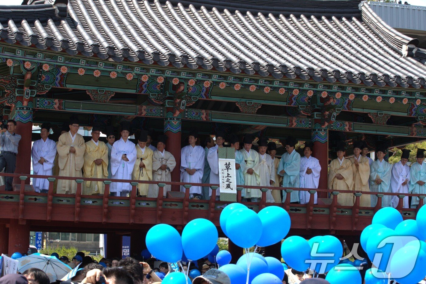 본문 이미지 - 1일 오전 이재명 제 21대 대통령 선거 후보가 자신의 고향인 안동의 웅부공원을 찾아 유세에 나서고 있다. 이날 안동의 일부 유림들이 유세 현장을 찾아 이재명의 유세를 도왔다. 2025.6.1/뉴스1 ⓒ News1 신성훈 기자