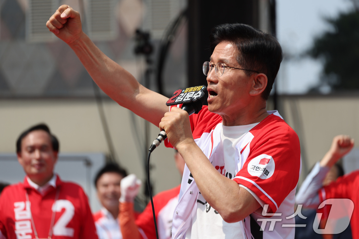 (수원=뉴스1) 이광호 기자 = 김문수 국민의힘 대통령 후보가 1일 경기 수원컨벤션센터 광장에서 열린 유세에서 지지를 호소하고 있다. (공동취재) 2025.6.1/뉴스1