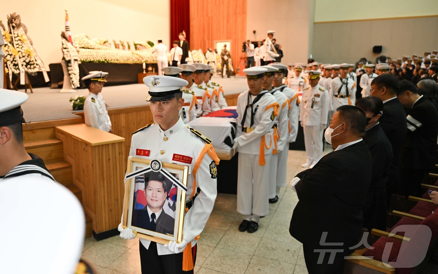 (서울=뉴스1) = 1일 경북 포항 해군항공사령부 내 강당에서 엄수된 해군 해상초계기 917호기 추락 사고 순직자들에 대한 합동 영결식에서 해군 장병들이 순직자들의 영현을 운구하고 …