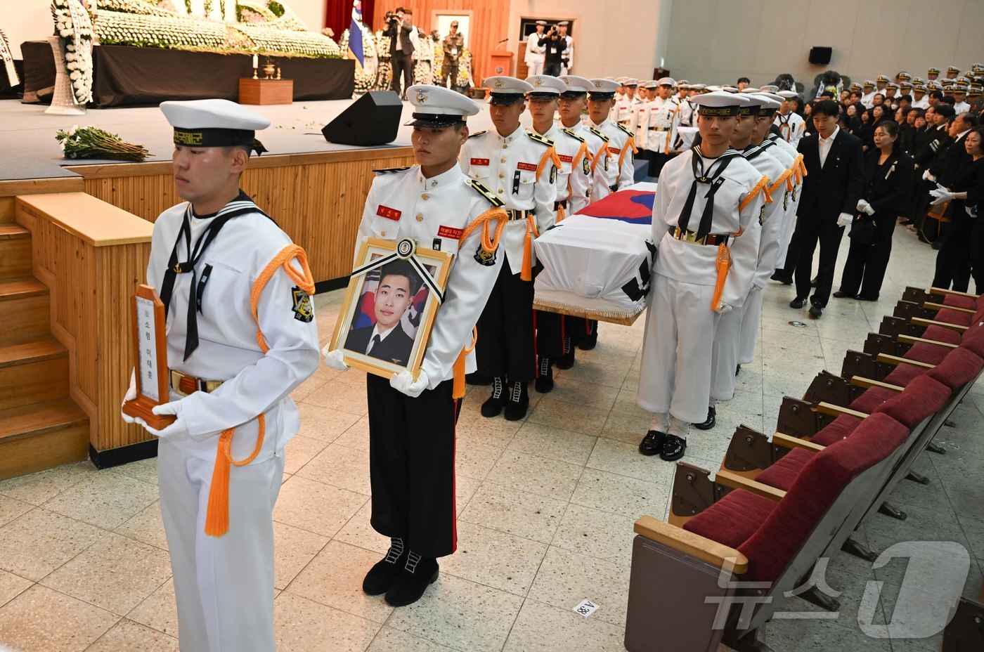 (서울=뉴스1) = 1일 경북 포항 해군항공사령부 내 강당에서 엄수된 해군 해상초계기 917호기 추락 사고 순직자들에 대한 합동 영결식에서 해군 장병들이 순직자들의 영현을 운구하고 …