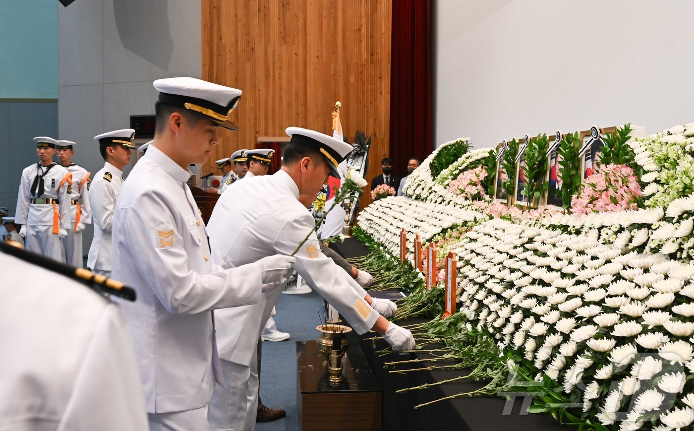 (서울=뉴스1) = 1일 경북 포항 해군항공사령부 내 강당에서 엄수된 해군 해상초계기 917호기 추락 사고 순직자들에 대한 합동 영결식에서 해군 장병들이 헌화를 하고 있다. (해군 …