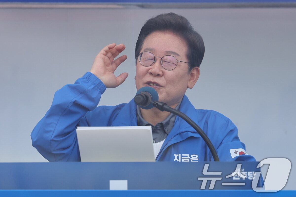 본문 이미지 - 이재명 더불어민주당 대통령 후보가 1일 오후 대구 동구 동대구역 광장에서 열린 유세에서 지지를 호소하고 있다. 2025.6.1/뉴스1 ⓒ News1 이재명 기자