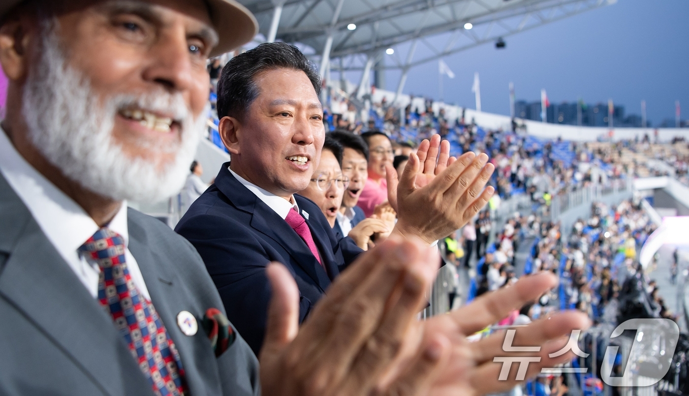 (구미=뉴스1) 정우용 기자 = 김장호 구미시장이 지난 31일 밤 경북 구미시민운동장에서 열린 아시아육상경기선수권대회 마지막 날 결승전 경기를 관람하고 있다.(구미시 제공. 재판매 …