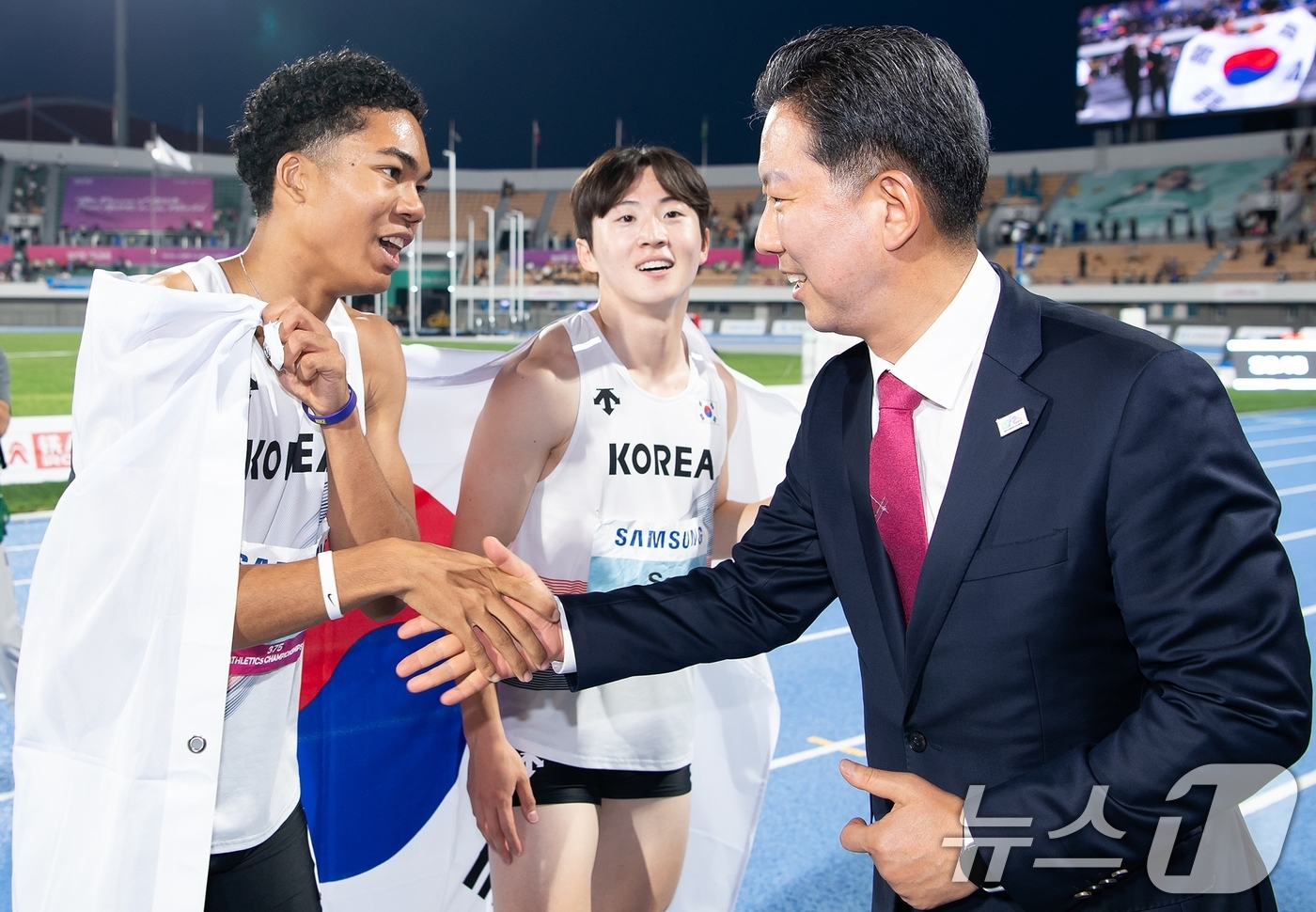 (구미=뉴스1) 정우용 기자 = 김장호 구미시장이 지난 31일 밤 경북 구미시민운동장에서 열린 아시아육상경기선수권대회에서 나마디 조엘 진 선수와 악수하고 있다. (구미시 제공. 재 …