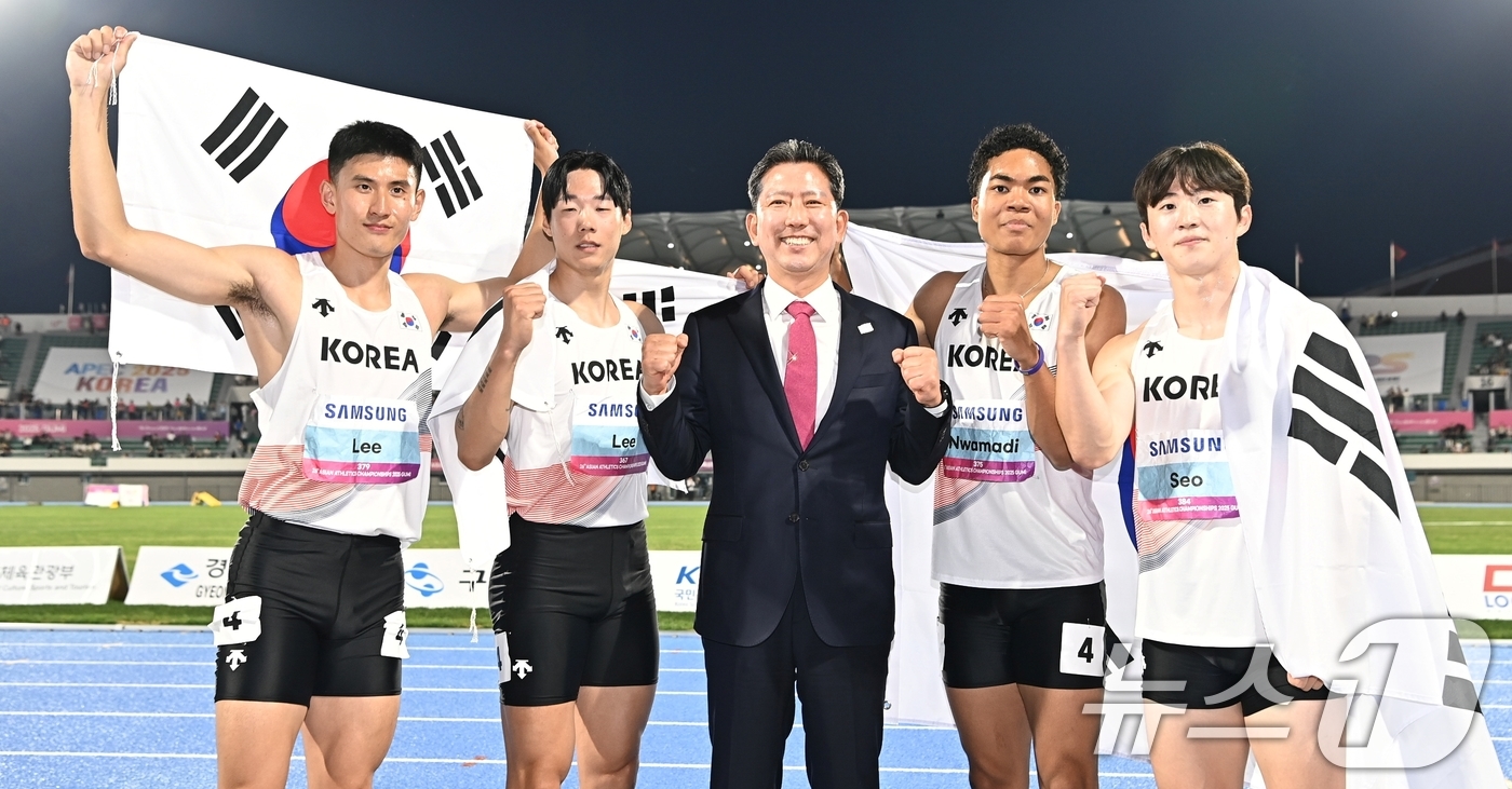 (구미=뉴스1) 정우용 기자 = 김장호 구미시장이 지난 31일 밤 경북 구미시민운동장에서 열린 아시아육상경기선수권대회에서 남자 400미터 계주에서 한국신기록과 대회신기록을 동시에 …