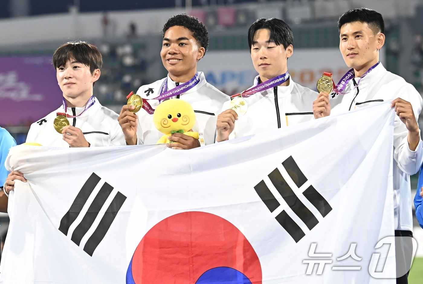 (구미=뉴스1) 정우용 기자 = 지난 31일 밤 경북 구미시민운동장에서 열린 아시아육상경기선수권대회 남자 400미터 계주에서 한국신기록과 대회신기록을 동시에 깬 한국의 서민준, 나 …