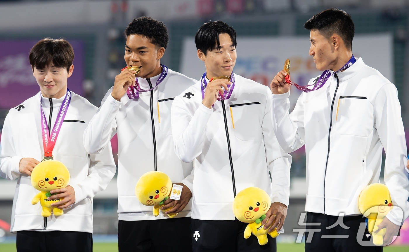 (구미=뉴스1) 정우용 기자 = 지난 31일 밤 경북 구미시민운동장에서 열린 아시아육상경기선수권대회 남자 400미터 계주에서 한국신기록과 대회신기록을 동시에 깬 한국의 서민준, 나 …