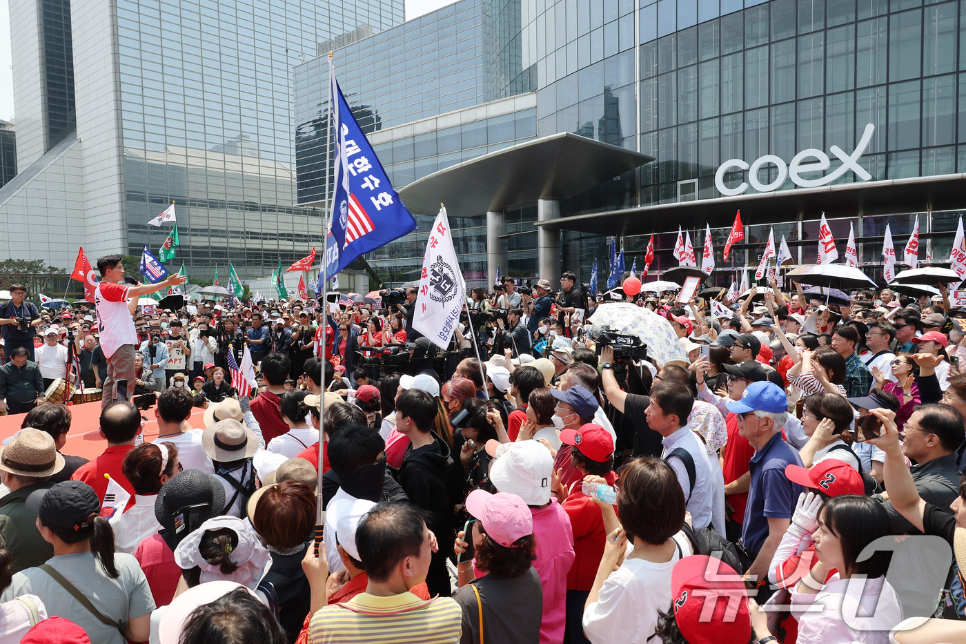 (서울=뉴스1) 이광호 기자 = 김문수 국민의힘 대통령 후보가 1일 오후 서울 강남구 코엑스 앞 집중유세에서 시민들에게 지지를 호소하고 있다. (공동취재) 2025.6.1/뉴스1