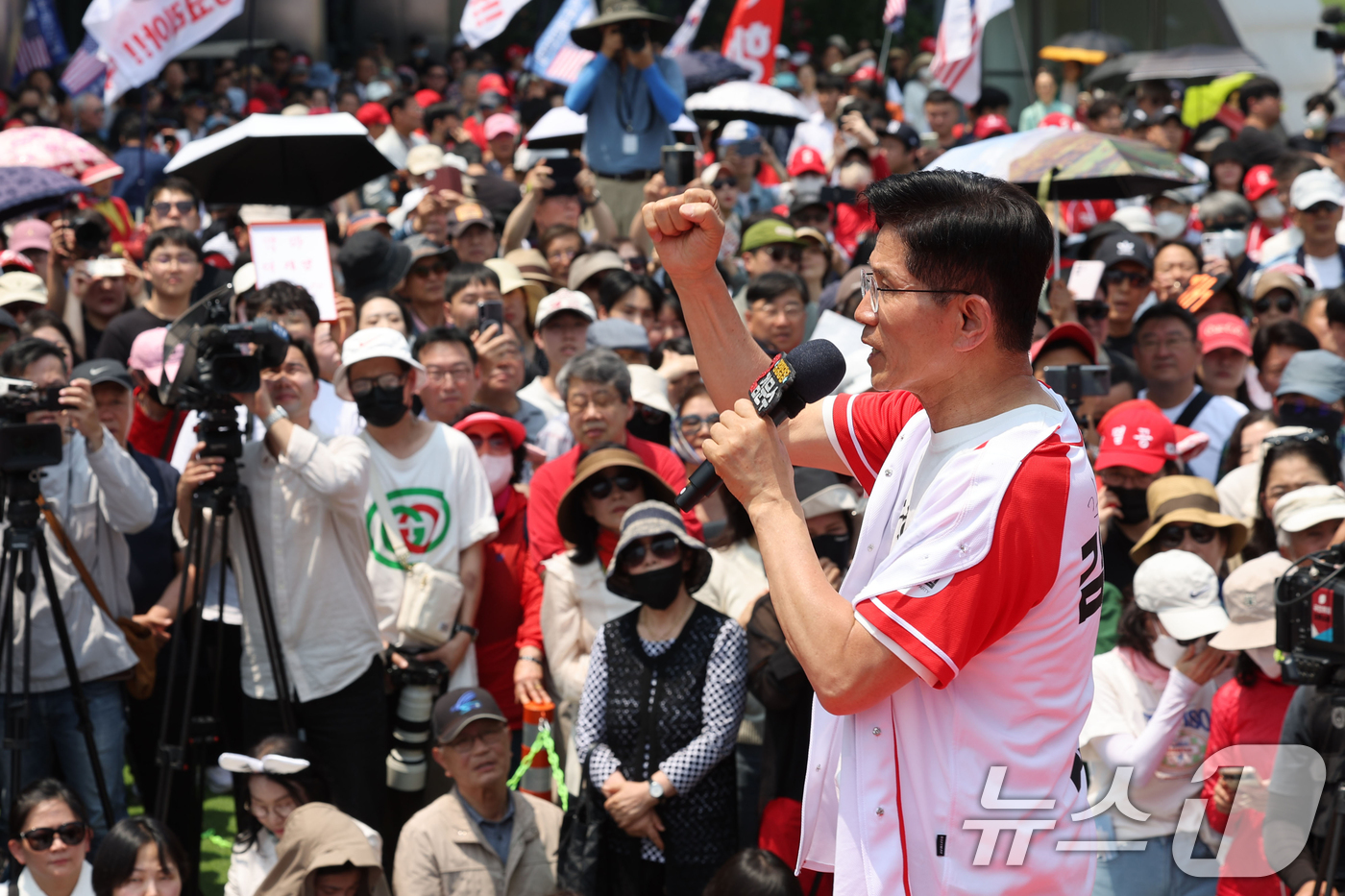 (서울=뉴스1) 이광호 기자 = 김문수 국민의힘 대통령 후보가 1일 오후 서울 강남구 코엑스 앞 집중유세에서 시민들에게 지지를 호소하고 있다. (공동취재) 2025.6.1/뉴스1