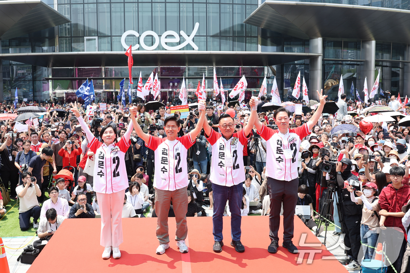 (서울=뉴스1) 이광호 기자 = 김문수 국민의힘 대통령 후보가 1일 오후 서울 강남구 코엑스 앞 집중유세에서 시민들에게 지지를 호소하고 있다. 왼쪽부터 서명옥, 김 후보, 고동진, …