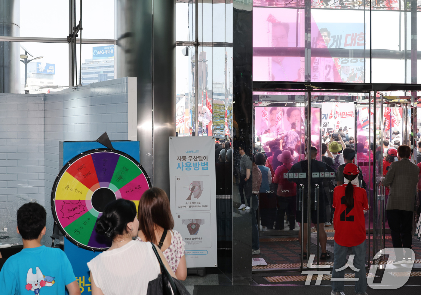 (서울=뉴스1) 이광호 기자 = 김문수 국민의힘 대통령 후보가 1일 오후 서울 강남구 코엑스 앞 집중유세에서 시민들에게 지지를 호소하고 있다. (공동취재) 2025.6.1/뉴스1