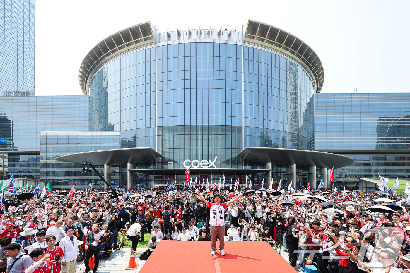 (서울=뉴스1) 이광호 기자 = 김문수 국민의힘 대통령 후보가 1일 오후 서울 강남구 코엑스 앞 집중유세에서 시민들에게 지지를 호소하고 있다. (공동취재) 2025.6.1/뉴스1