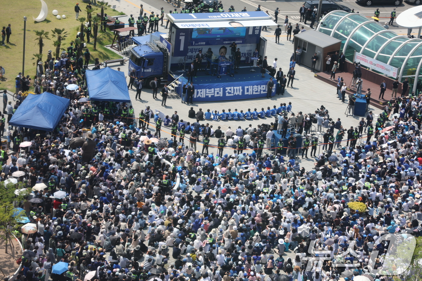 (대구=뉴스1) 이재명 기자 = 1일 오후 대구 동구 동대구역 광장에서 열린 이재명 더불어민주당 대통령 후보 유세에 인파가 모여 있다. 2025.6.1/뉴스1