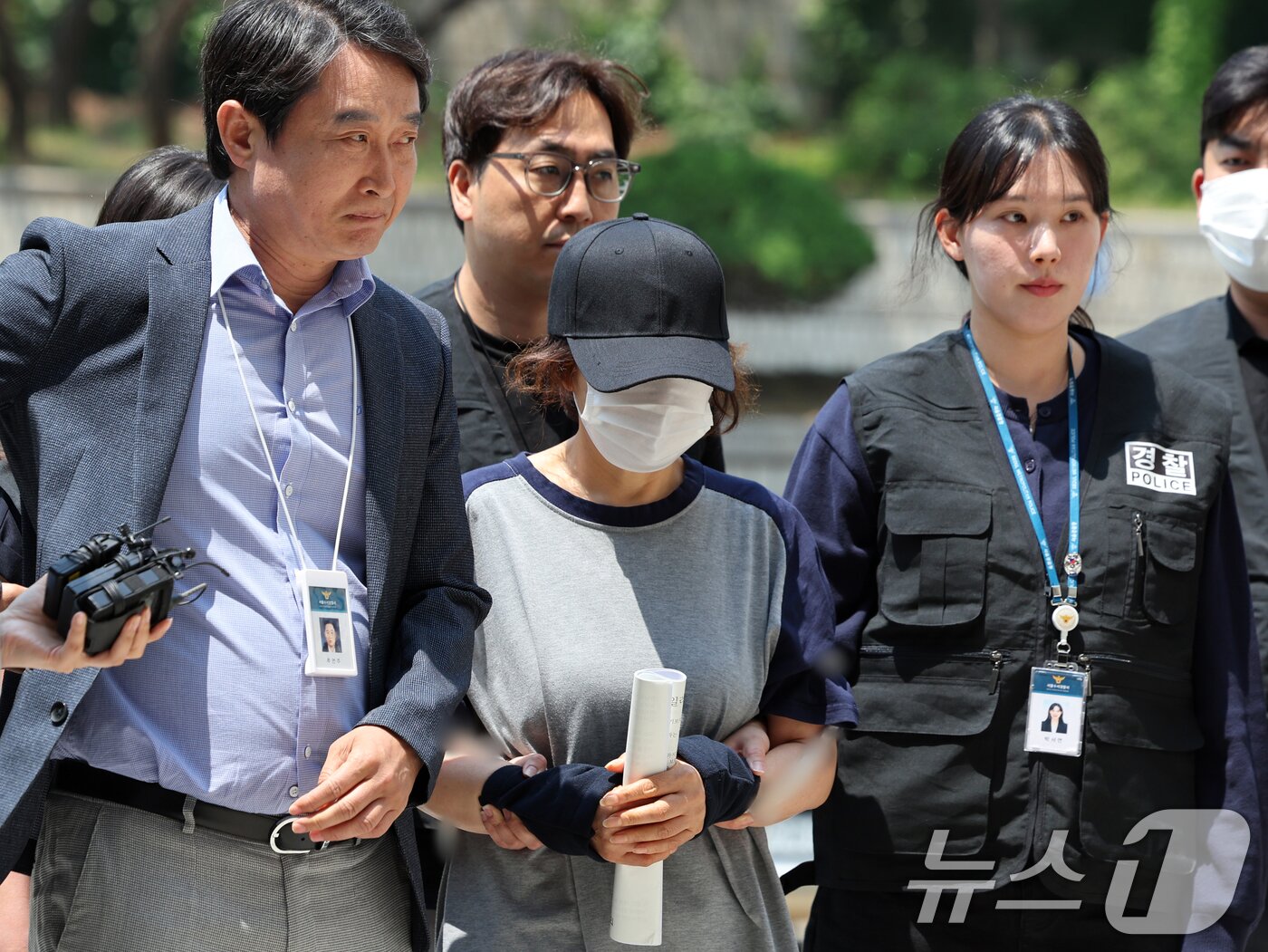 본문 이미지 - 제21대 대통령 선거 사전투표 첫날 서울 강남구의 한 투표소에서 배우자의 신분증으로 대리 투표한 혐의를 받는 선거사무원 A 씨가 1일 오후 서울 서초구 서울중앙지법에서 열린 구속 전 피의자 심문(영장실질심사)에 출석하고 있다. 2025.6.1/뉴스1 ⓒ News1 황기선 기자