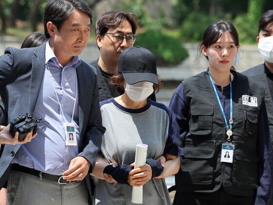 남편 신분증으로 대리 투표한 선거사무원 구속 송치