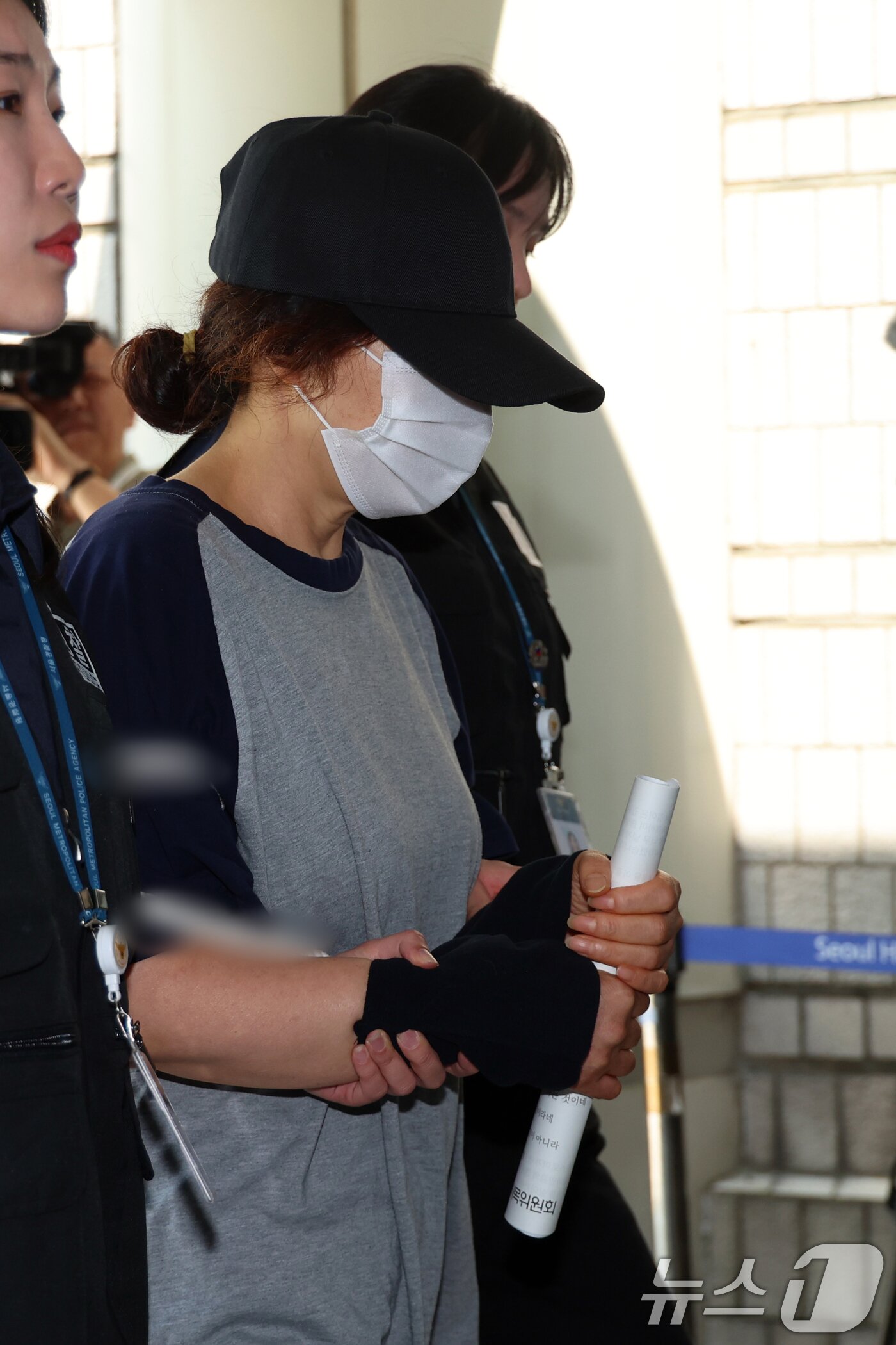 본문 이미지 - 제21대 대통령 선거 사전투표 첫날 서울 강남구의 한 투표소에서 배우자의 신분증으로 대리 투표한 혐의를 받는 선거사무원 A 씨가 1일 오후 서울 서초구 서울중앙지법에서 열린 구속 전 피의자 심문(영장실질심사)에 출석하고 있다. 2025.6.1/뉴스1 ⓒ News1 황기선 기자