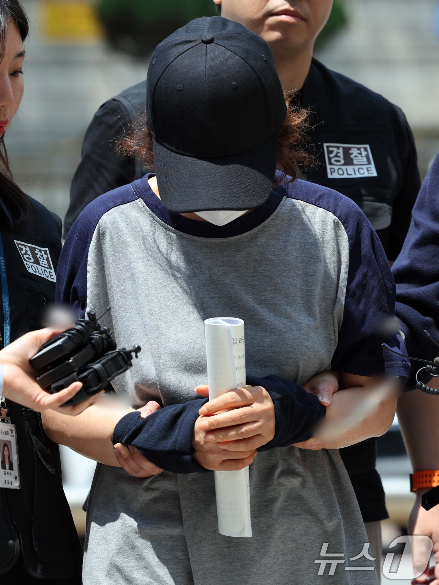 본문 이미지 - 제21대 대통령 선거 사전투표 첫날 서울 강남구의 한 투표소에서 배우자의 신분증으로 대리 투표한 혐의를 받는 선거사무원 A 씨가 1일 오후 서울 서초구 서울중앙지법에서 열린 구속 전 피의자 심문(영장실질심사)에 출석하고 있다. 2025.6.1/뉴스1 ⓒ News1 황기선 기자