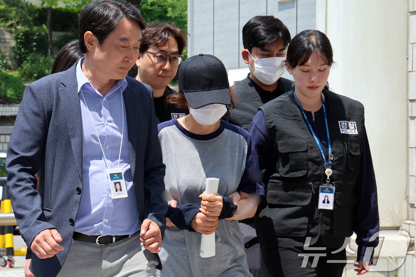 (서울=뉴스1) 황기선 기자 = 제21대 대통령 선거 사전투표 첫날 서울 강남구의 한 투표소에서 배우자의 신분증으로 대리 투표한 혐의를 받는 선거사무원 A 씨가 1일 오후 서울 서 …