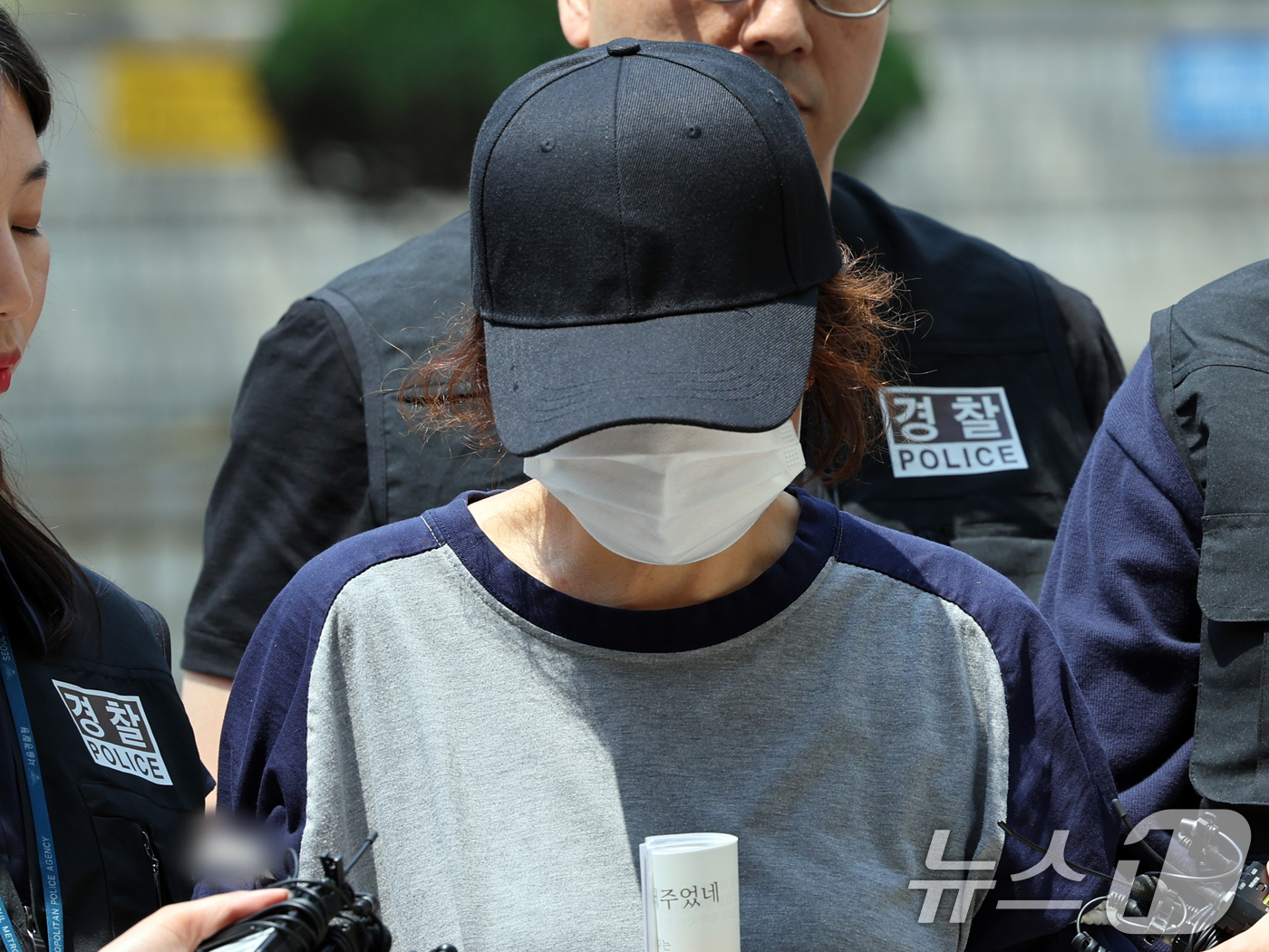 (서울=뉴스1) 황기선 기자 = 제21대 대통령 선거 사전투표 첫날 서울 강남구의 한 투표소에서 배우자의 신분증으로 대리 투표한 혐의를 받는 선거사무원 A 씨가 1일 오후 서울 서 …