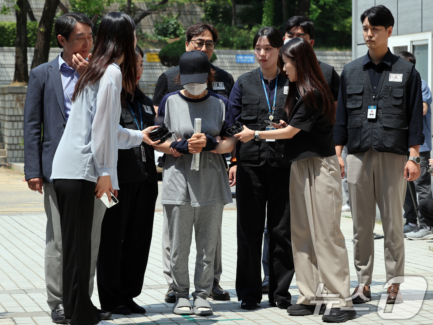 (서울=뉴스1) 황기선 기자 = 제21대 대통령 선거 사전투표 첫날 서울 강남구의 한 투표소에서 배우자의 신분증으로 대리 투표한 혐의를 받는 선거사무원 A 씨가 1일 오후 서울 서 …