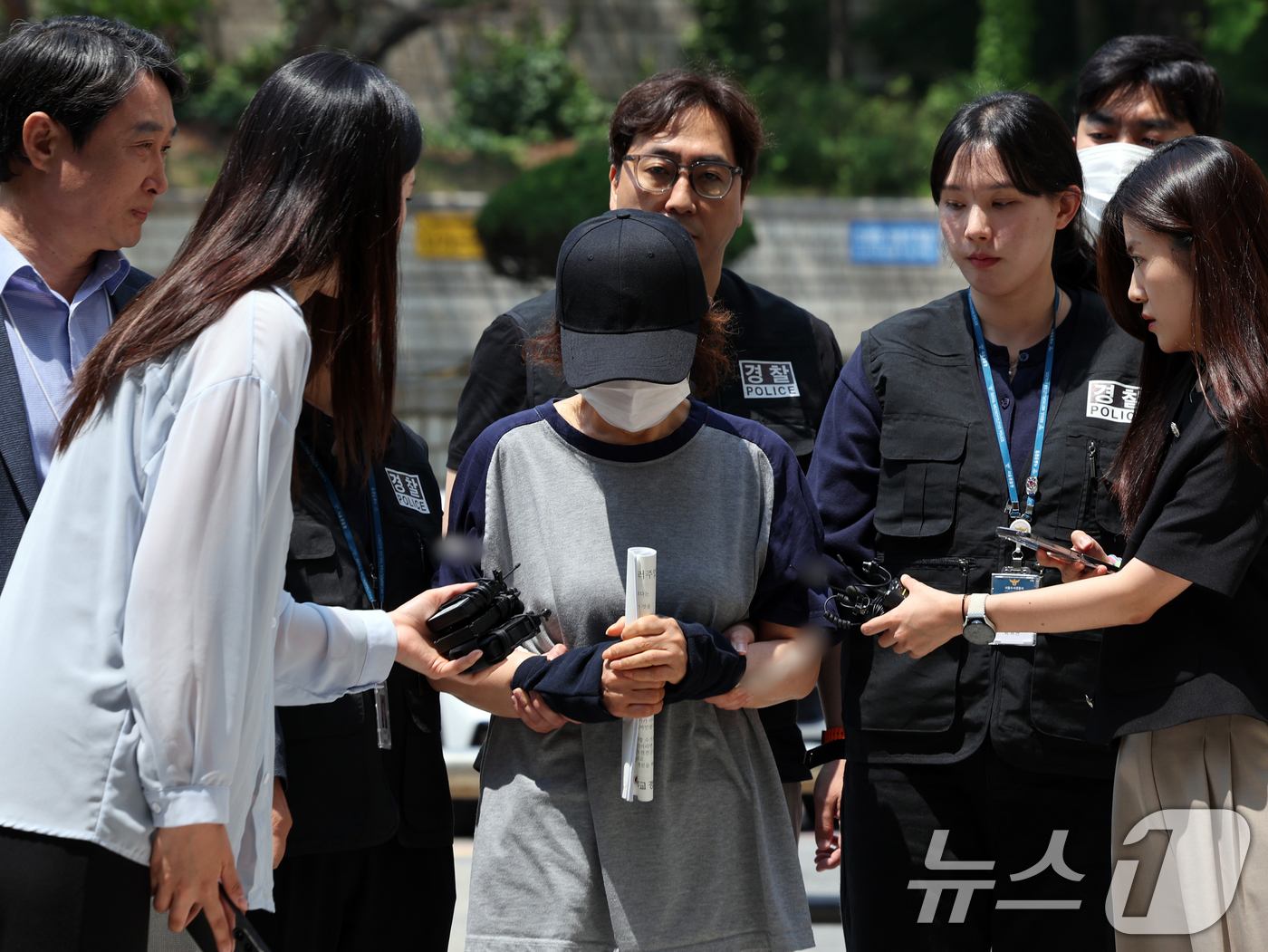 (서울=뉴스1) 황기선 기자 = 제21대 대통령 선거 사전투표 첫날 서울 강남구의 한 투표소에서 배우자의 신분증으로 대리 투표한 혐의를 받는 선거사무원 A 씨가 1일 오후 서울 서 …