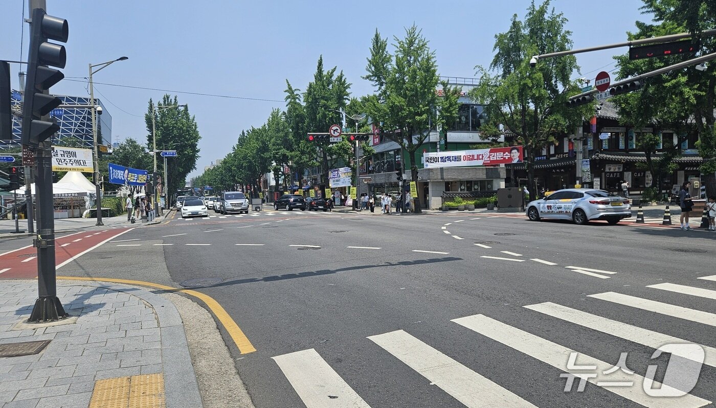 본문 이미지 - 제21대 대통련선거를 이틀 앞둔 주말 전북 전주시 한옥마을 일대가 한산한 모습이다. 2025.6.1/뉴스1 신준수 기자 