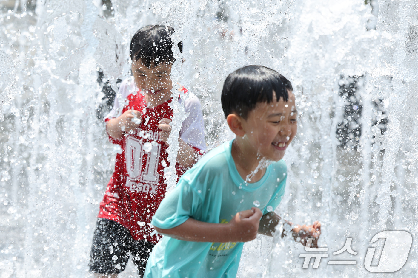 (서울=뉴스1) 신웅수 기자 = 30도 안팎의 초여름 더위가 나타난 1일 오후 서울 광화문광장 바닥분수에서 어린이들이 물놀이를 하며 더위를 식히고 있다.기상청은 오는 2일부터 대선 …