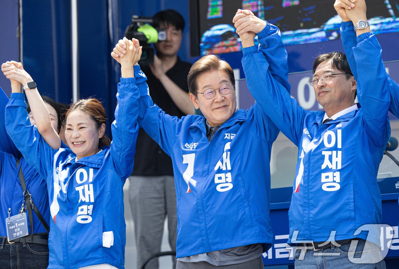 본문 이미지 - 이재명 더불어민주당 대통령 후보가 1일 오후 대구 동구 동대구역 광장에서 열린 유세에 참석해 인사하고 있다. 2025.6.1/뉴스1 ⓒ News1 이재명 기자