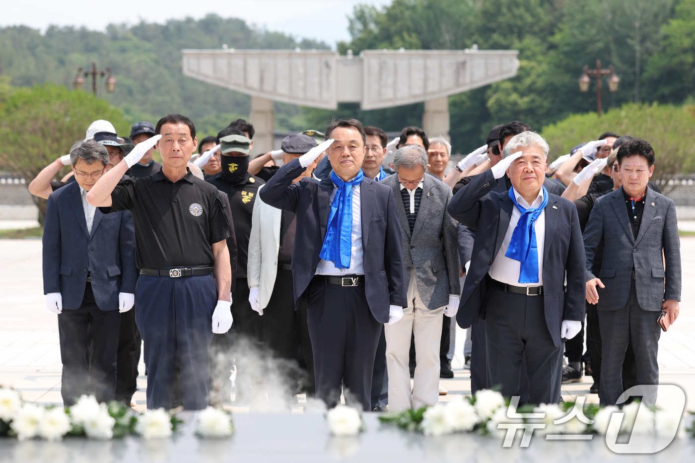 (광주=뉴스1) 이승현 기자 = 1일 광주 북구 운정동 국립5·18민주묘지에서 대한민국 특전사 동지회와 해병대 의열단이 오월 영령에 참배하고 있다.  2025.6.1/뉴스1