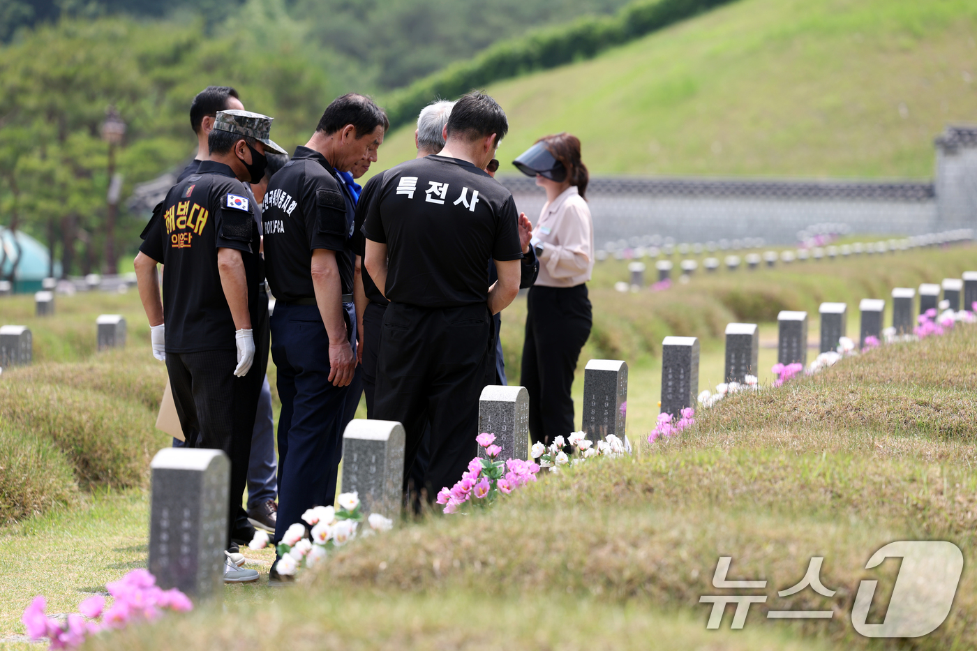 (광주=뉴스1) 이승현 기자 = 대한민국 특전사 동지회와 해병대 의열단이 1일 광주 북구 운정동 국립5·18민주묘지를 둘러보고 있다. 2025.6.1/뉴스1
