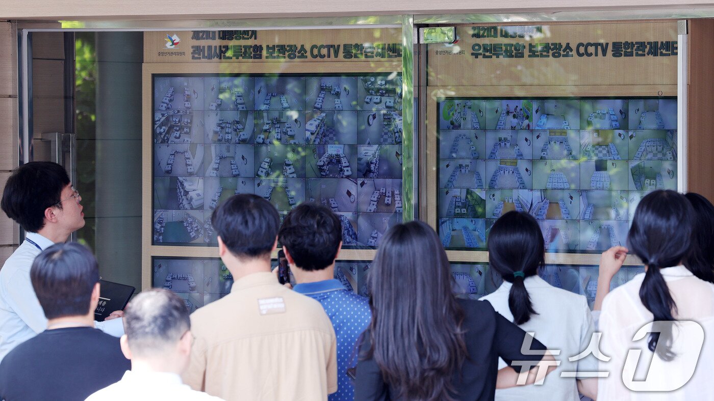 본문 이미지 - 공정선거 참관단들이 1일 오후 서울 종로구 서울시선거관리위원회에서 제21대 대통령선거 사전투표함 보관장소 CCTV 상황을 열람하고 있다. 2025.6.1/뉴스1 ⓒ News1 박지혜 기자