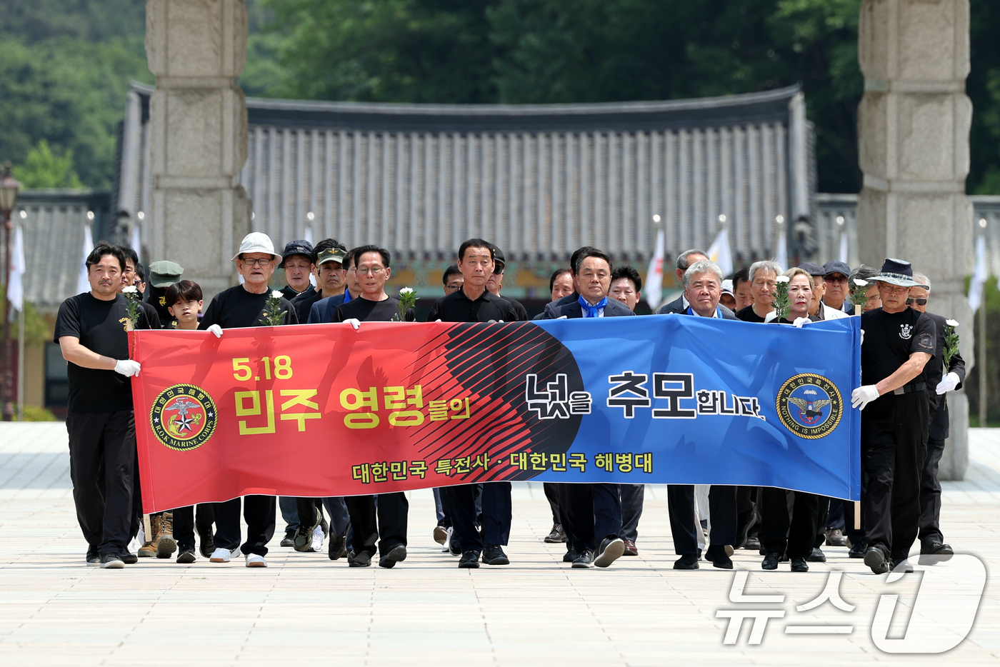 (광주=뉴스1) 이승현 기자 = 대한민국 특전사 동지회와 해병대 의열단이 1일 광주 북구 운정동 국립5·18민주묘지를 둘러보고 있다. 2025.6.1/뉴스1