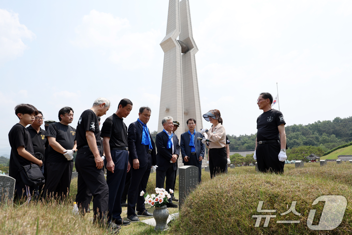 (광주=뉴스1) 이승현 기자 = 대한민국 특전사 동지회와 해병대 의열단이 1일 광주 북구 운정동 국립5·18민주묘지를 찾아 박관현 열사 묘역을 둘러보고 있다. 2025.6.1/뉴스 …